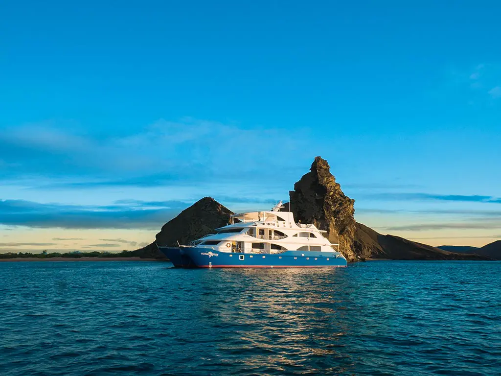 Embarcación de expedición navegando entre islas de Galápagos